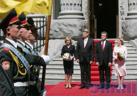 Президент Украины Виктор Ющенко с женой Екатериной и Президент Латвии Валдис Затлерс с женой Лилитой во время встречи в Киеве, 25 июня 2008 г.