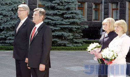 Президент Украины Виктор Ющенко с женой Екатериной и Президент Латвии Валдис Затлерс с женой Лилитой во время встречи в Киеве, 25 июня 2008 г.