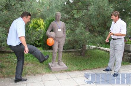 Памятник Гусу Хиддинку в Крыму (фото)