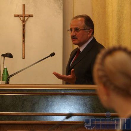 На трибуні голова Львівської облради Мирослав Сеник