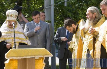 Министр внутренних дел Украины Юрий Луценко возле часовни ”Святого Исповедника Архиепископа Луки Крымского” перед началом заседания выездной коллегии МВД