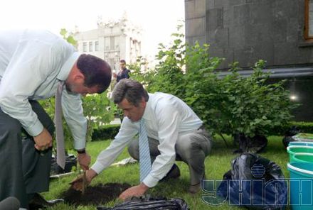 Ющенко под Секретариатом исполнил 1/3 обязанностей мужчины (фоторепортаж)