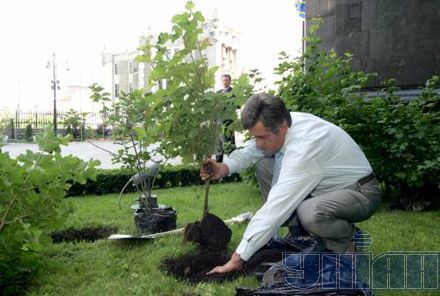 Ющенко под Секретариатом исполнил 1/3 обязанностей мужчины (фоторепортаж)