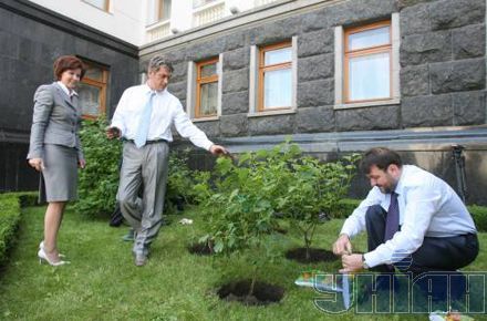 Ющенко под Секретариатом исполнил 1/3 обязанностей мужчины (фоторепортаж)