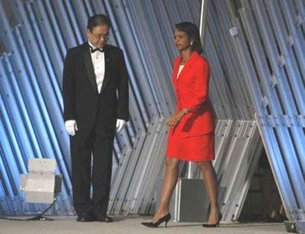 Красный костюм Кондолиззы Райс понравился коллегам (фото)