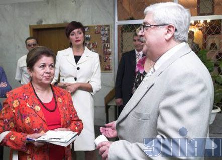 Жена председателя парламента Турции Саиме Топтан, жена председателя Верховной Рады Украины Терезия Яценюк и директор Украинского медицинского центра реабилитации детей с органическими поражениями нервной системы Владимир Мартынюк