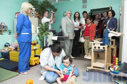 Жена Яценюка побывала в центре реабилитации детей (фоторепортаж)