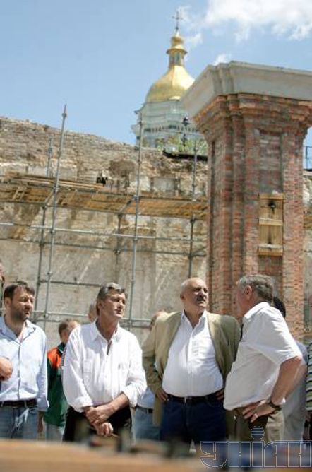 Ющенко, как всегда, работал на 'Мистецькому Арсеналі' (5 фото)