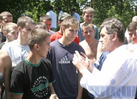 Ющенко, как всегда, работал на 'Мистецькому Арсеналі' (5 фото)