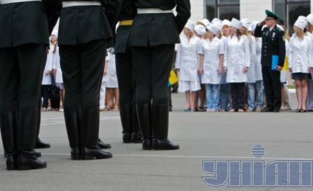 Дівчата-медики складають Військову присягу (фоторепортаж)