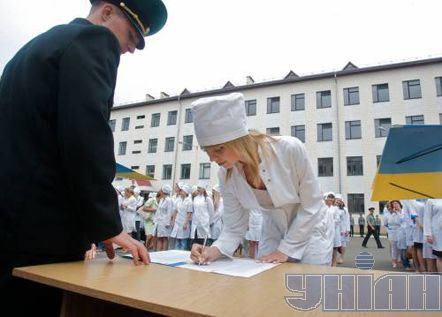 Дівчата-медики складають Військову присягу (фоторепортаж)
