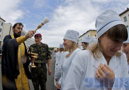 Дівчата-медики складають Військову присягу (фоторепортаж)