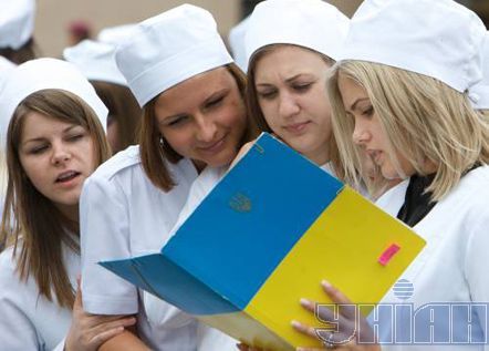 Дівчата-медики складають Військову присягу (фоторепортаж)