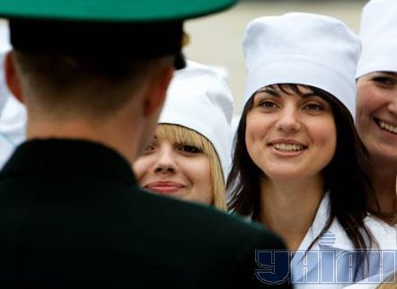 Дівчата-медики складають Військову присягу (фоторепортаж)