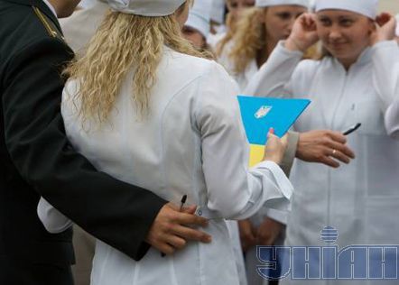 Дівчата-медики складають Військову присягу (фоторепортаж)