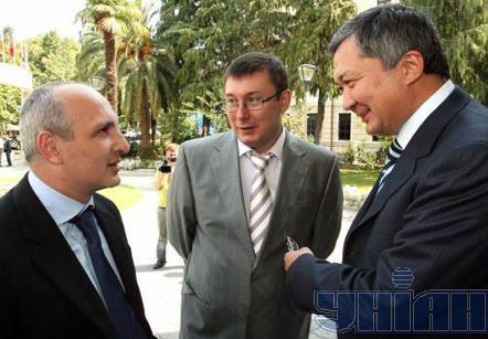 Министр внутренних дел Украины Юрий Луценко, слева министр внутренних дел Грузии Вано Мерабишвили