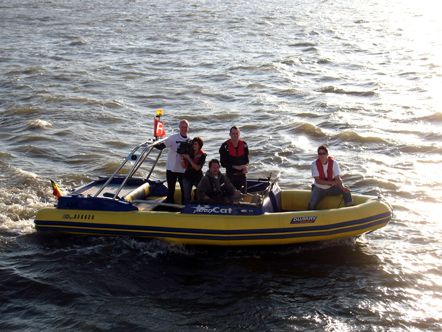 Спасатели сопровождают корабли