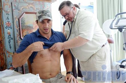 Володимир Кличко на тренуванні та медичному огляді (10 фото)