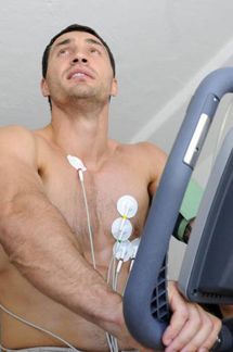 Володимир Кличко на тренуванні та медичному огляді (10 фото)