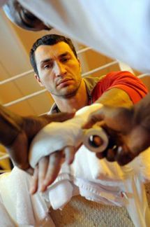 Володимир Кличко на тренуванні та медичному огляді (10 фото)