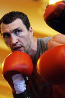 Володимир Кличко на тренуванні та медичному огляді (10 фото)