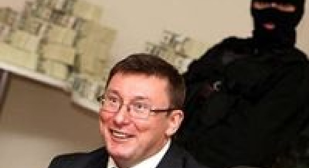 Луценко показав мільйони