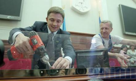 Олесь Довгий ломает перегородку в президиуме Киевсовета (4 фото)
