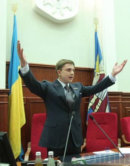 Олесь Довгий ломает перегородку в президиуме Киевсовета (4 фото)