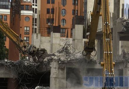 В Киеве к приезду Платини валят 'Троицкий' (фото)