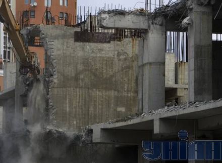В Киеве к приезду Платини валят 'Троицкий' (фото)