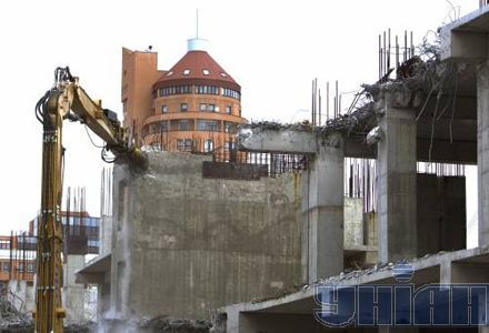 В Киеве к приезду Платини валят 'Троицкий' (фото)