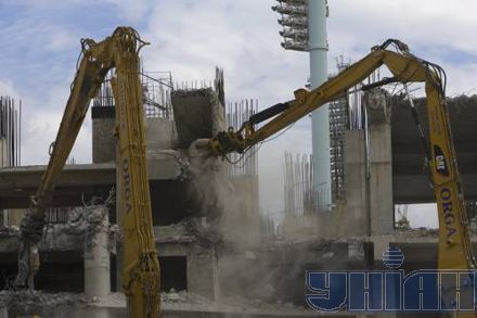 В Киеве к приезду Платини валят 'Троицкий' (фото)