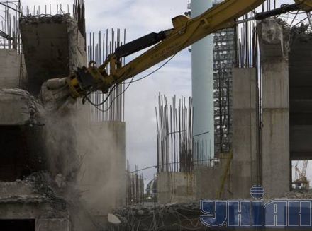 В Киеве к приезду Платини валят 'Троицкий' (фото)