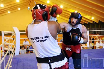 Володимир Кличко готується до бою з Томпсоном (7 фото)