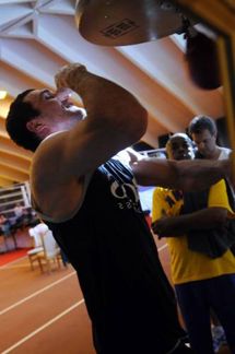 Володимир Кличко готується до бою з Томпсоном (7 фото)