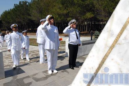 Члени екіпажа кораблів Берегової охорони Туреччини та українські прикордонники біля Турецького меморіалу на Сапун-горі