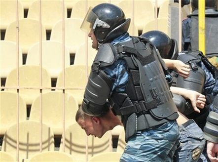 До приїзду Платіні міліція приборкувала 'вболівальників' (додані фото)