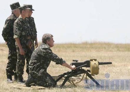 Ющенко испытал в действии автоматический гранатомет (добавлены фото)