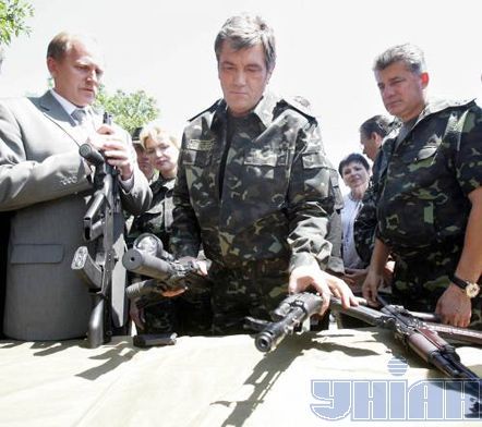 Ющенко испытал в действии автоматический гранатомет (добавлены фото)