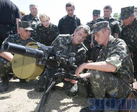 Ющенко испытал в действии автоматический гранатомет (добавлены фото)