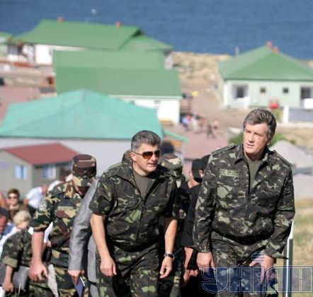 Ющенко, Богатырева, Ехануров на о.Змеиный (фоторепортаж)