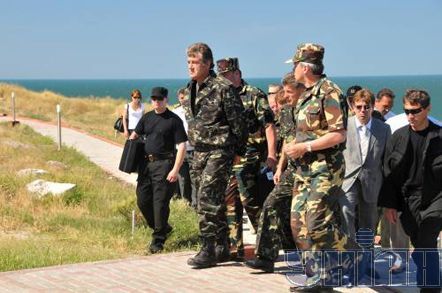 Ющенко, Богатырева, Ехануров на о.Змеиный (фоторепортаж)