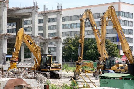 Демонтаж Троицкого остановился, едва Платини уехал? (фото)