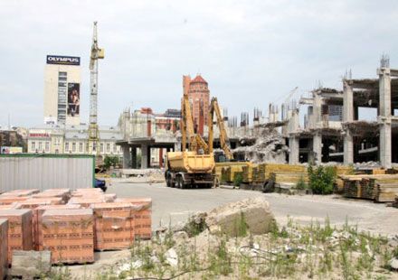 Демонтаж Троицкого остановился, едва Платини уехал? (фото)