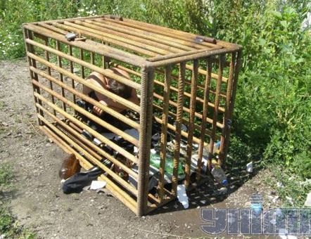 Чоловіка тиждень протримали під замком в клітці для собак (фото)