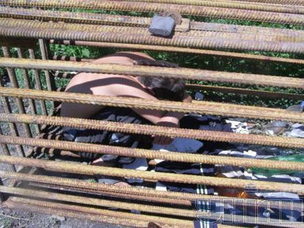 Чоловіка тиждень протримали під замком в клітці для собак (фото)