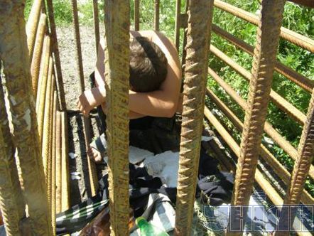 Чоловіка тиждень протримали під замком в клітці для собак (фото)