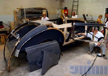 Рабочие в цеху фабрики-музея по восстановлению ретро-автомобилей ”СкороходЪ”