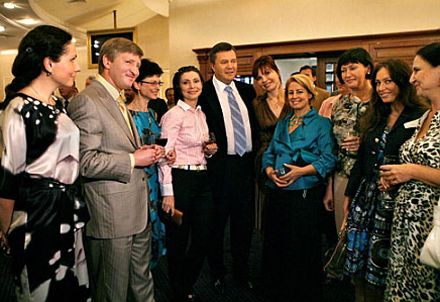 Януковичу подарили натюрморт и «что-то очень личное» (фоторепортаж)