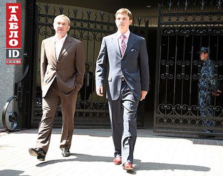 Януковичу подарили натюрморт и «что-то очень личное» (фоторепортаж)